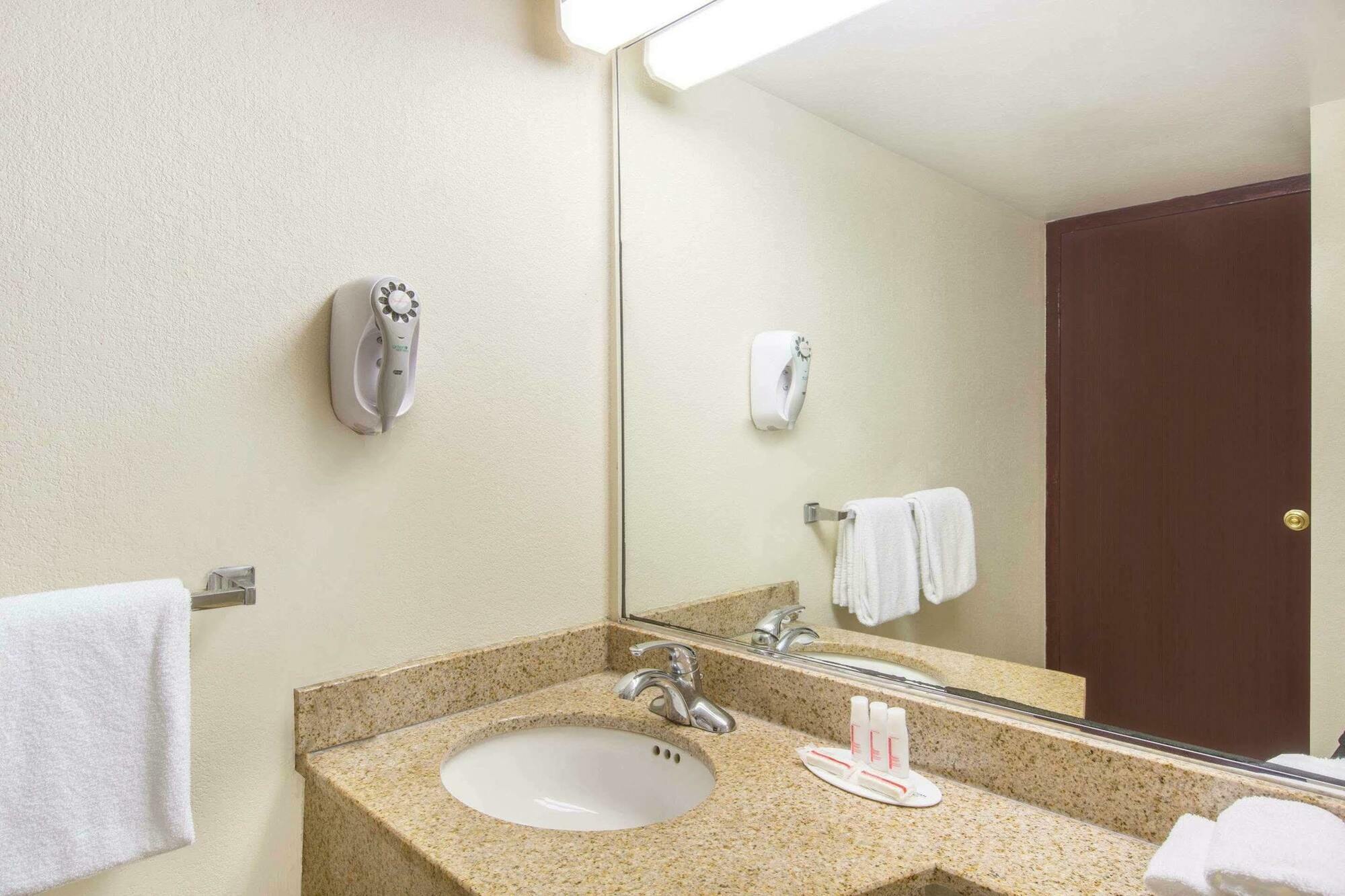 Howard Johnson By Wyndham Bartonsville/Poconos Area Екстер'єр фото